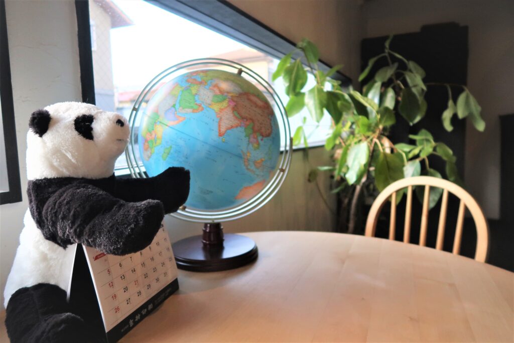 教室にいるパンダの写真